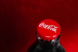 “Garrafa de Coca-Cola clássica usada no artigo da Cerdisa sobre a marca”